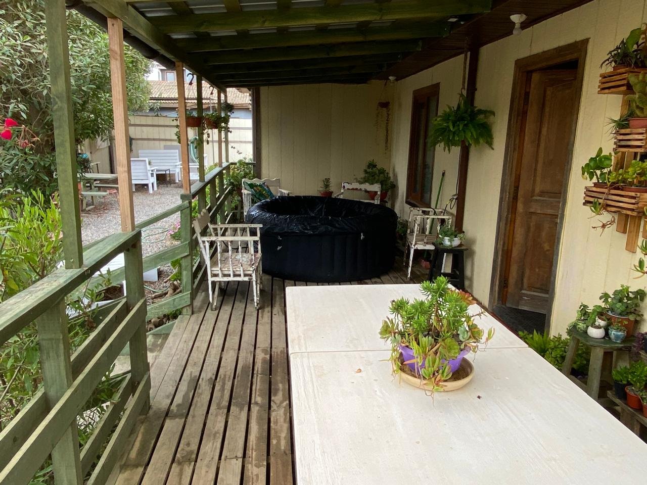 Sector de descanso de la terraza con sillones y vegetación