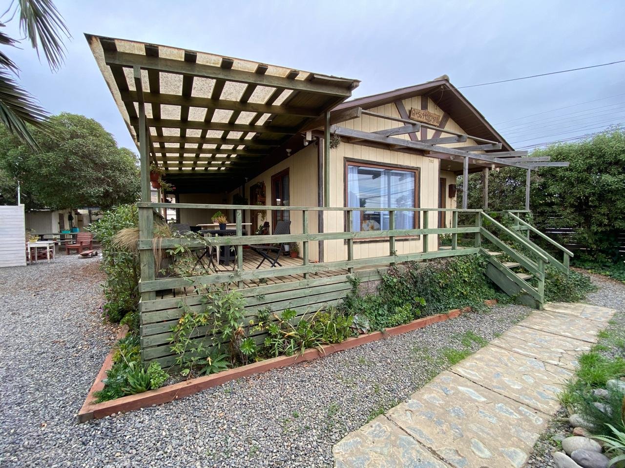Fachada principal de Casa G&S Pichilemu con terraza techada