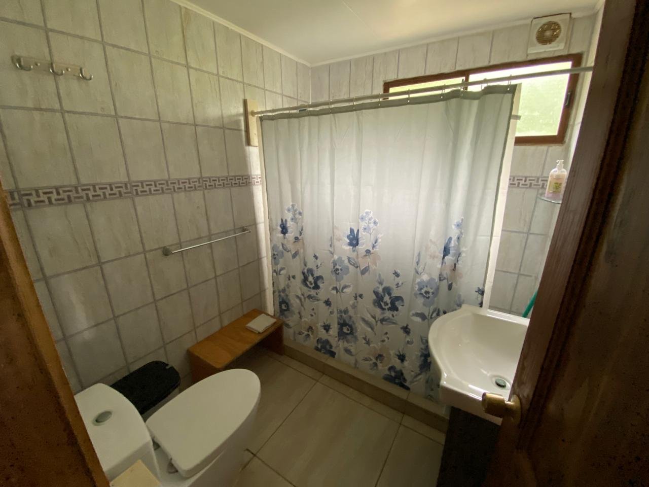 Baño con ducha, WC y lavamanos