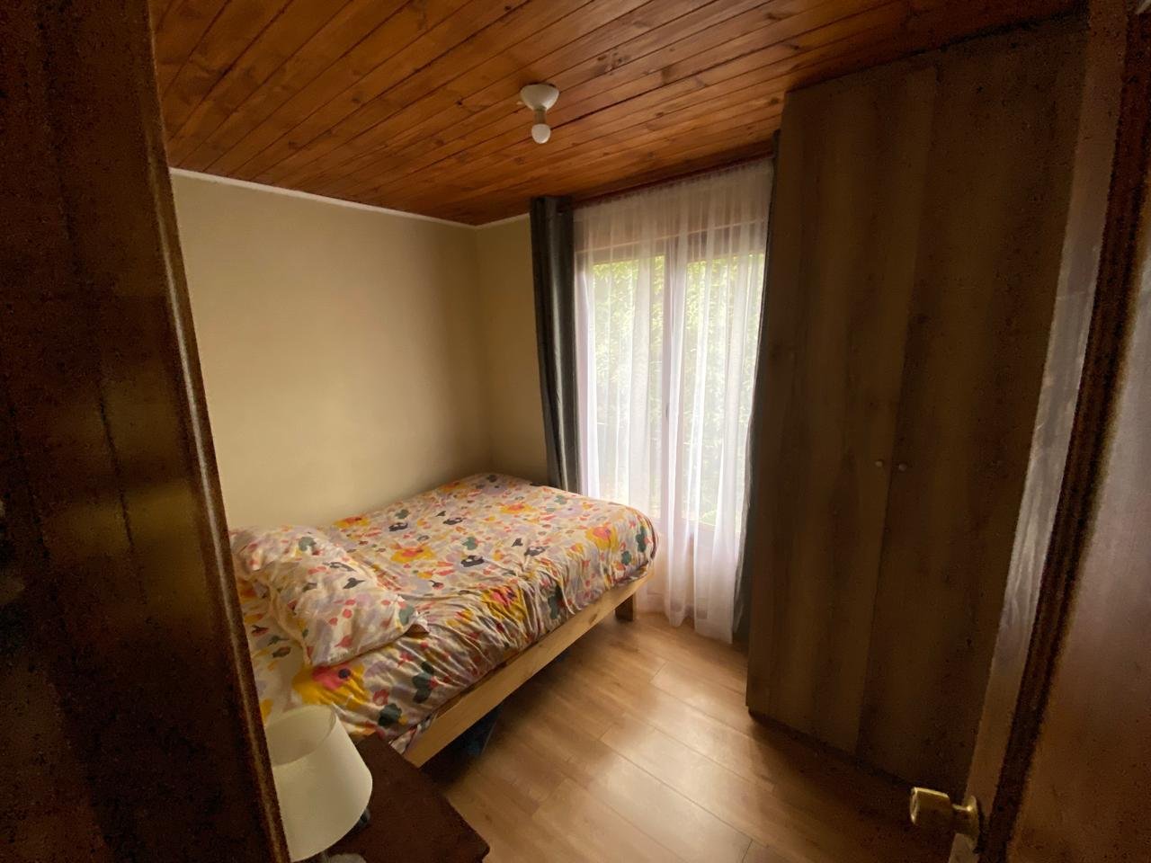 Otra vista del dormitorio con cama doble y clóset